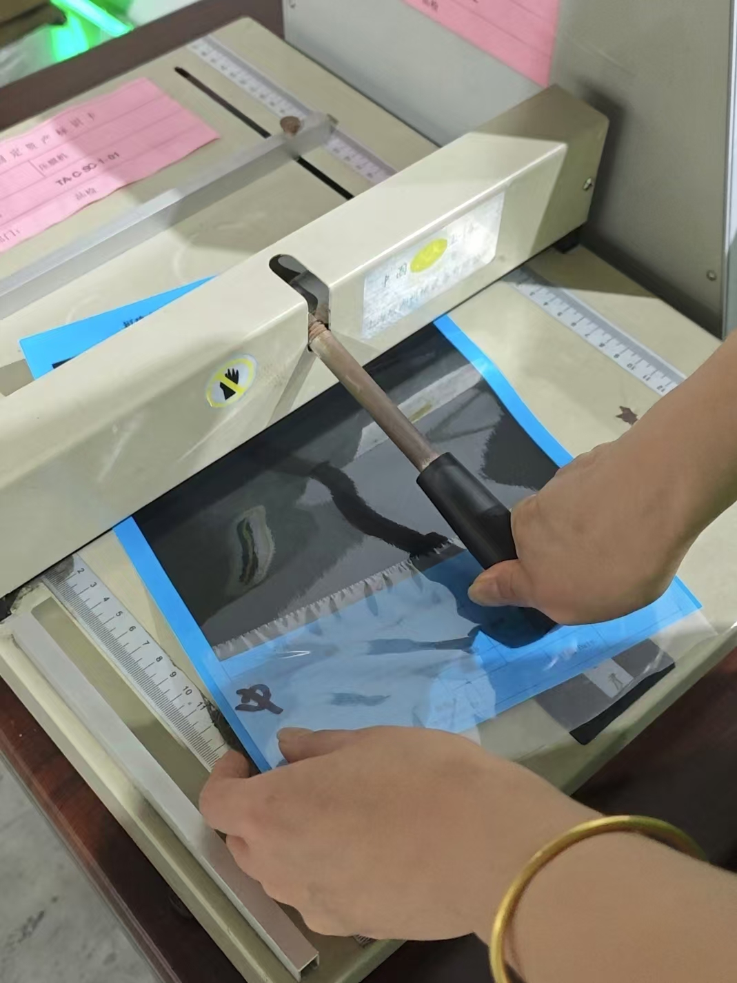 थर्मल लॅमिनेशन फिल्म तपासणी प्रक्रिया गुणवत्ता आश्वासन आणि स्थिरता सुनिश्चित करण्याचे एक महत्त्वाचे साधन आहे.